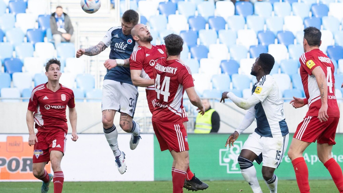 Na snímke druhý zľava Juraj Kucka (Slovan) v hlavičkovom súboji s Ľubomírom Willwéberom (B. Bystrica) v 20. kole futbalovej Fortuna ligy ŠK Slovan Bratislava - MFK Dukla Banská Bystrica.