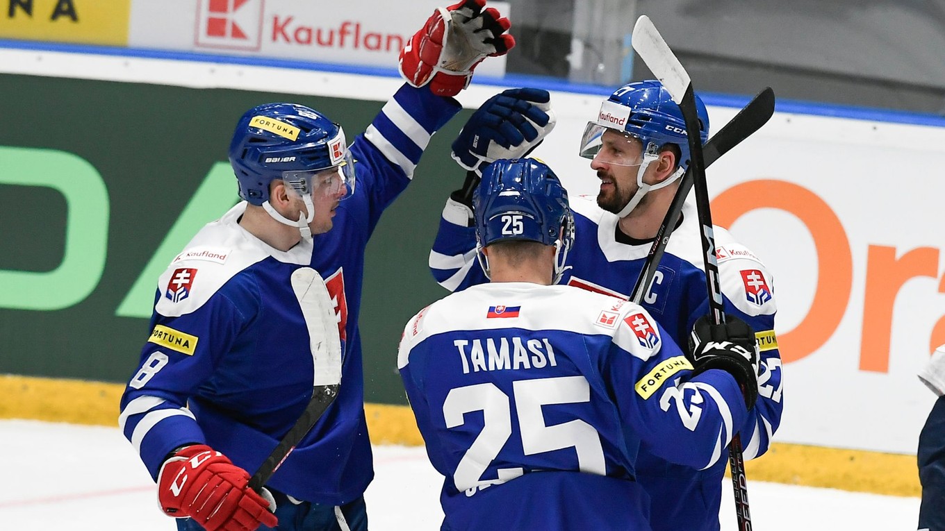 Slovenskí hokejoví reprezentanti zľava Oliver Okuliar, Alex Tamáši a Marek Hrivík sa radujú po strelení gólu počas domáceho turnaja Kaufland Cup Slovensko – Nórsko. 