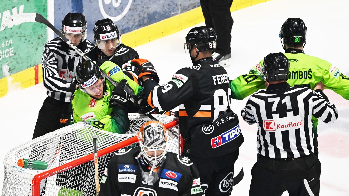 Šarvátka počas zápasu 35. kola Tipos extraligy HC Košice - DOXXbet Vlci Žilina.