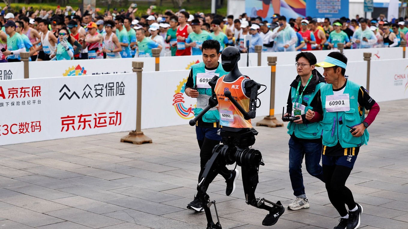 Polmaratón v Číne bežali aj roboty.