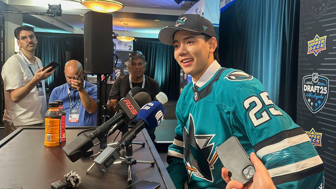 Simon Wang v drese San Jose Sharks počas draftu NHL 2025.