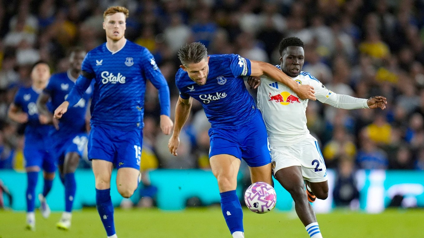 James Tarkowski a Wilfried Gnonto.
