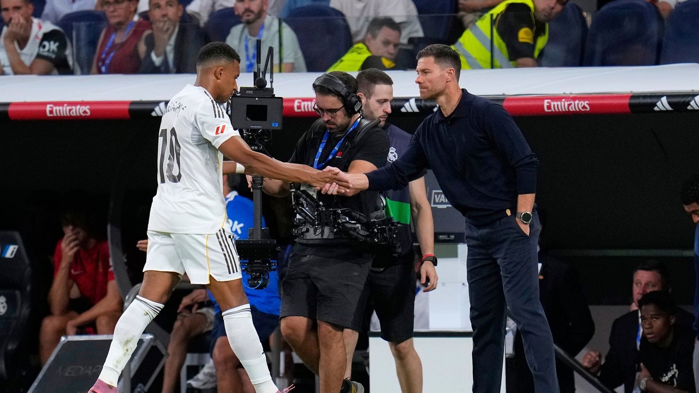 Xabi Alonso podáva ruku Kylianovi Mbappému.