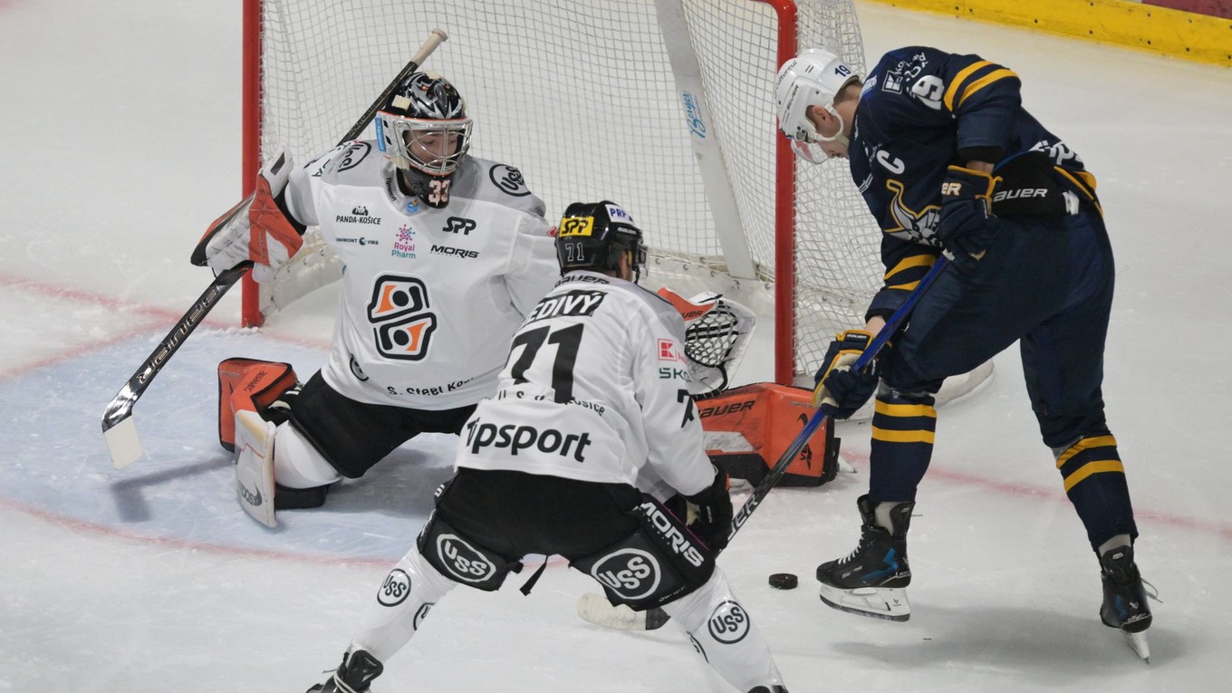Vľavo brankár Dominik Riečický (Košice) a vpravo Branislav Rapáč (Spišská Nová Ves)