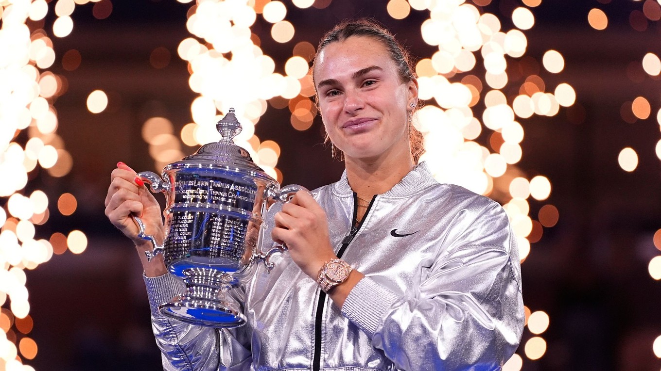 Bieloruská tenistka Aryna Sabalenková s trofejou pre víťazku US Open 2025.