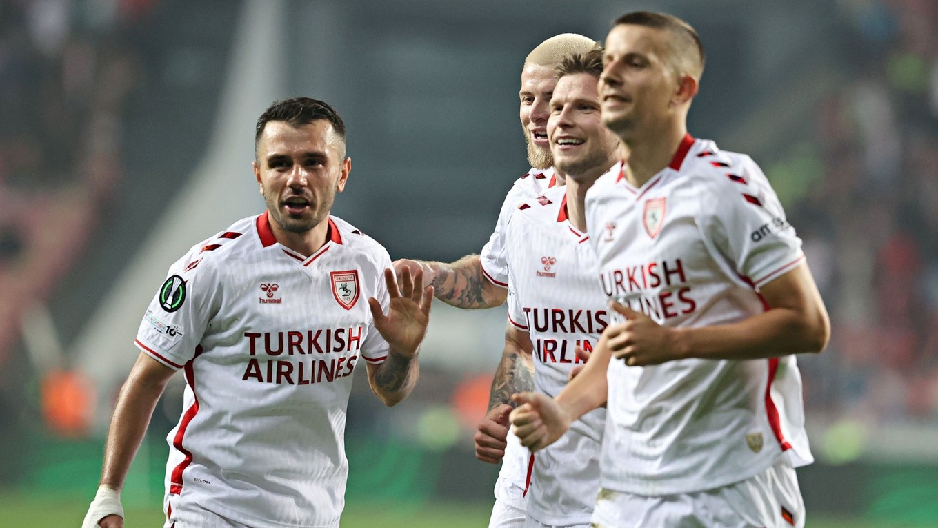 hráč Samsunsporu Emre Kilinč (vľavo) sa teší z gólu so spoluhráčmi, vpravo slovenský futbalista Ľubomír Šatka 