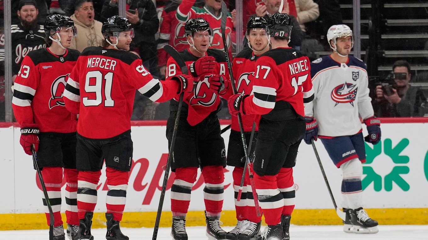 Gólová radosť hráčov New Jersey, vpravo obranca Šimon Nemec s číslom 17.