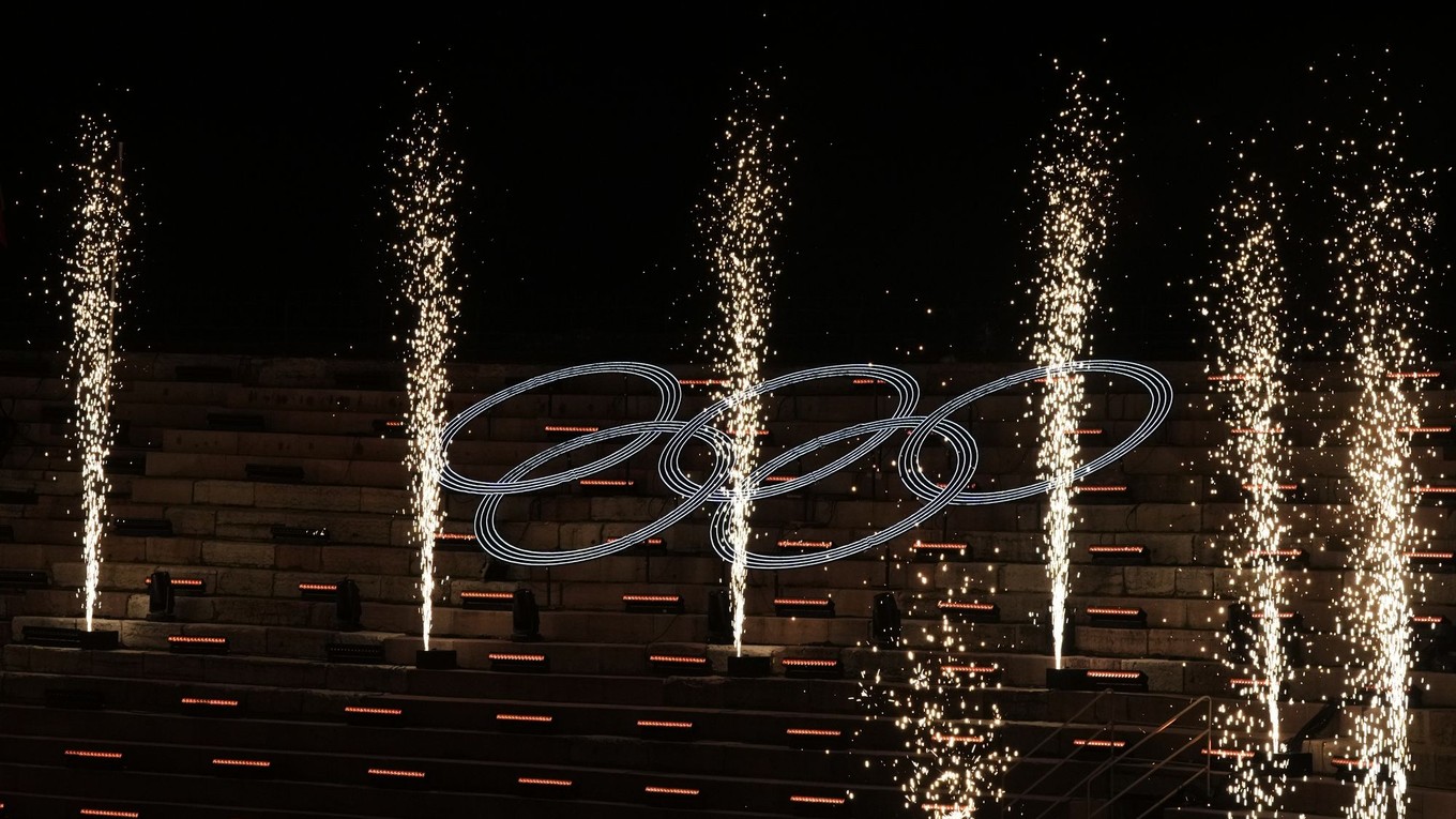 Olympijské kruhy vynikajú počas záverečného ceremoniálu Zimných olympijských hier 2026, vo Verone v Taliansku