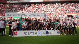 Hráči Bayernu Mníchov oslavujú víťazstvo v lige.