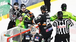 Šarvátka počas zápasu 35. kola Tipos extraligy HC Košice - DOXXbet Vlci Žilina.