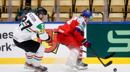 Maďarský reprezentant Henrik Nilsson a Čech David Pastrňák v zápase Česko - Maďarsko na MS v hokeji 2025.