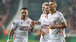 hráč Samsunsporu Emre Kilinč (vľavo) sa teší z gólu so spoluhráčmi, vpravo slovenský futbalista Ľubomír Šatka 