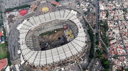 Letecký pohľad na rekonštrukčné práce na štadióne Estadio Azteca alebo Estadio Banorte.