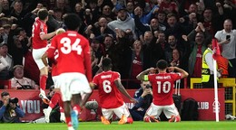 Morgan Gibbs-White so spoluhráčmi Nottinghamu oslavuje gól.