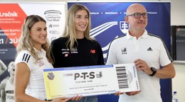 Zľava Daniela Ledecká, semifinalistka MS 2025 a ME 2022 a 2024 v behu na 400 metrov cez prekážky; Emma Zapletalová, líderka Diamantovej ligy a tohtoročných svetových tabuliek v behu na 400 metrov cez prekážky a Vladimír Gubrický, generálny sekretár Slovenského atletického zväzu