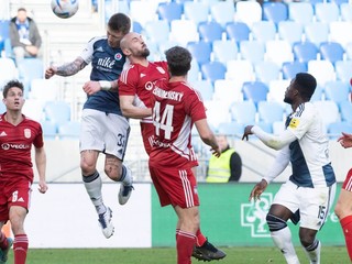 Na snímke druhý zľava Juraj Kucka (Slovan) v hlavičkovom súboji s Ľubomírom Willwéberom (B. Bystrica) v 20. kole futbalovej Fortuna ligy ŠK Slovan Bratislava - MFK Dukla Banská Bystrica.