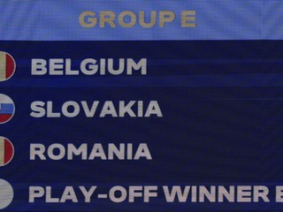 Znázornené tímy žrebu E-skupiny počas žrebu finálového turnaja EURO 2024 v Hamburgu.     
