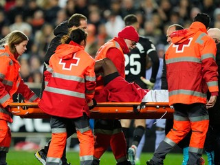 Zraneného futbalistu Valencie Mouctara Diakhabyho odnášajú na nosidlách