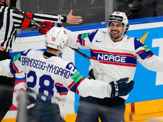 Gólové oslavy Michael Brandsegg-Nygard s Matsom Zuccarellom v zápase Dánsko - Nórsko na MS v hokeji 2024.
