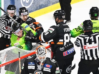 Šarvátka počas zápasu 35. kola Tipos extraligy HC Košice - DOXXbet Vlci Žilina.