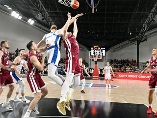 Andrejs Gražulis (Lotyšsko), Milan Szabó (Slovensko) a Karlis Šilinš (Lotyšsko) počas zápasu C-skupiny kvalifikácie ME 2025 v basketbale. 