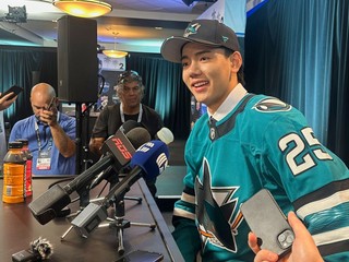 Simon Wang v drese San Jose Sharks počas draftu NHL 2025.
