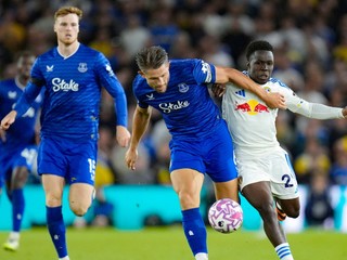 James Tarkowski a Wilfried Gnonto.