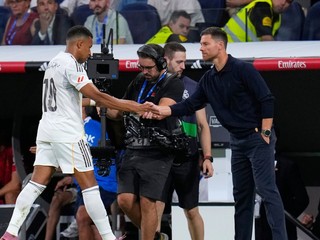 Xabi Alonso podáva ruku Kylianovi Mbappému.