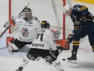 Vľavo brankár Dominik Riečický (Košice) a vpravo Branislav Rapáč (Spišská Nová Ves)