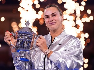 Bieloruská tenistka Aryna Sabalenková s trofejou pre víťazku US Open 2025.
