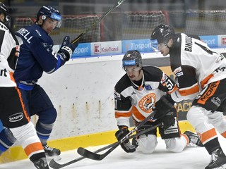 Vľavo Marek Bartánus, tretí zľava Joordan Martell a vpravo Kristofers Bindulis (všetci Michalovce) a druhý zľava Adam Cracknell (Poprad) bojujú puk