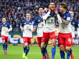 Hráči Hamburgu oslavujú gól