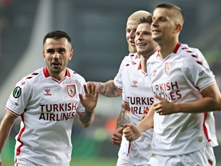 hráč Samsunsporu Emre Kilinč (vľavo) sa teší z gólu so spoluhráčmi, vpravo slovenský futbalista Ľubomír Šatka 