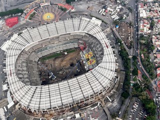 Letecký pohľad na rekonštrukčné práce na štadióne Estadio Azteca alebo Estadio Banorte.
