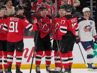 Gólová radosť hráčov New Jersey, vpravo obranca Šimon Nemec s číslom 17. 