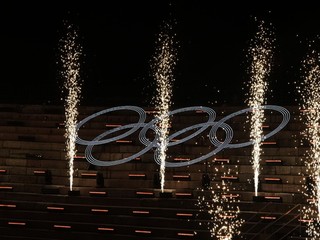 Olympijské kruhy vynikajú počas záverečného ceremoniálu Zimných olympijských hier 2026, vo Verone v Taliansku