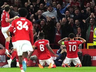Morgan Gibbs-White so spoluhráčmi Nottinghamu oslavuje gól.