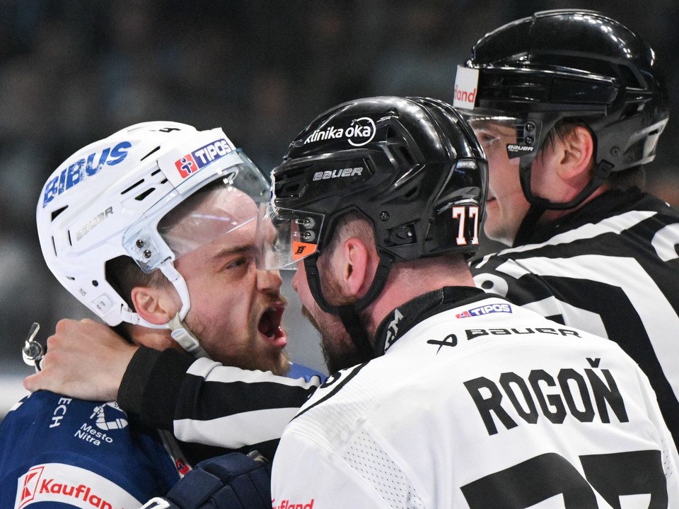 Na snímke zľava Jaedon Descheneau (Nitra) a Patrik Rogoň (Košice) v treťom zápase finále play-off Tipos extraligy.