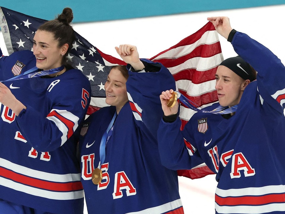 Hokejistky USA sa tešia zo zlatých medailí na ZOH 2026.