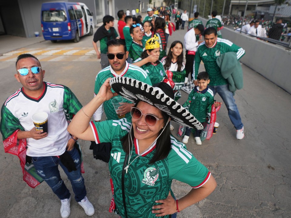 Mexickí futbaloví fanúšikovia.