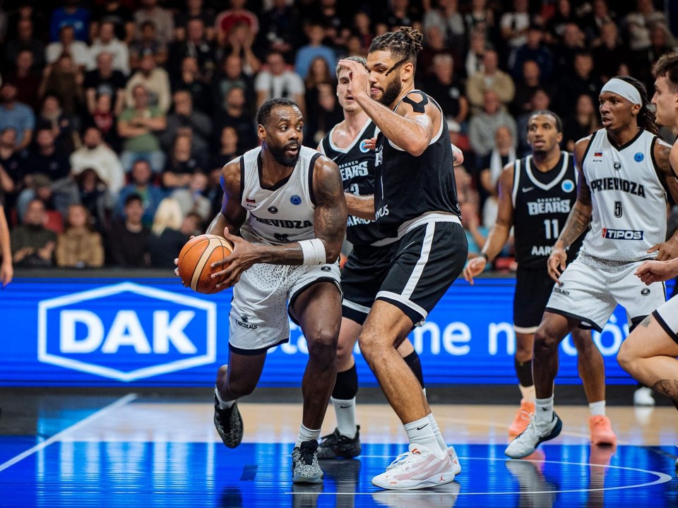 Momentka zo zápasu BC Prievidza - Bakken Bears Aarhus.