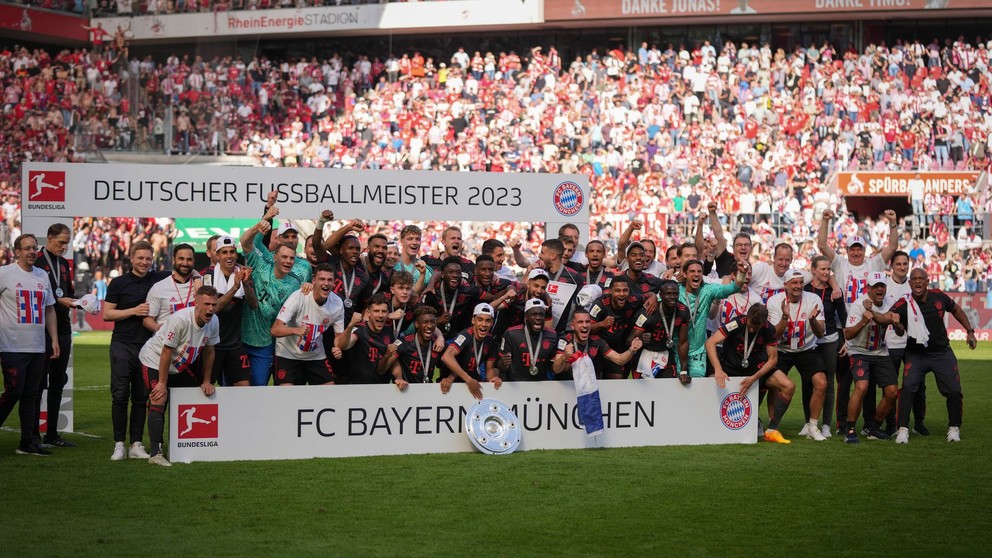 Hráči Bayernu Mníchov oslavujú víťazstvo v lige.