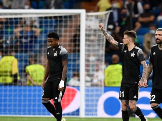 Sebastien Thill (v strede) sa teší po strelenom góle v zápase Ligy majstrov Real Madrid - Šeriff Tiraspoľ.