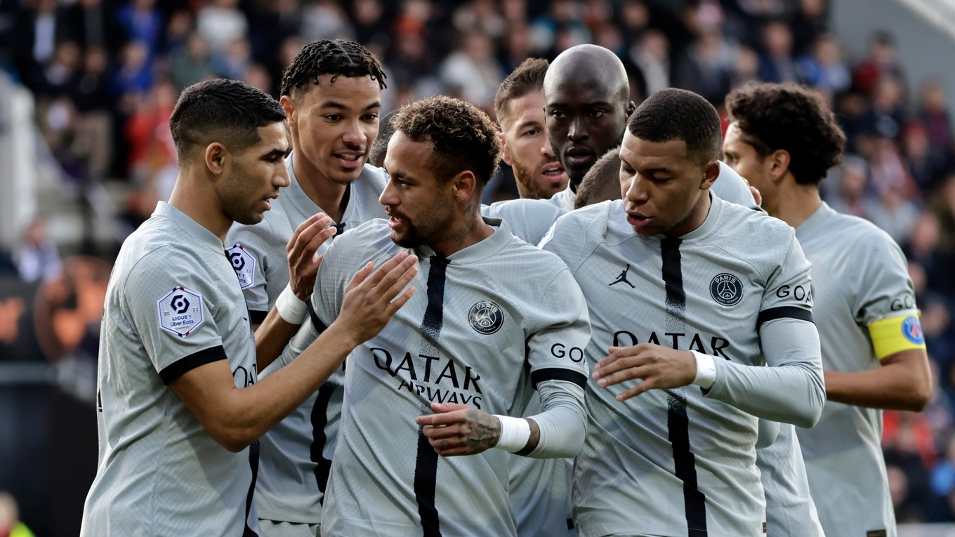 Futbalisti Paríža St. Germain sa tešia po góle Neymara.