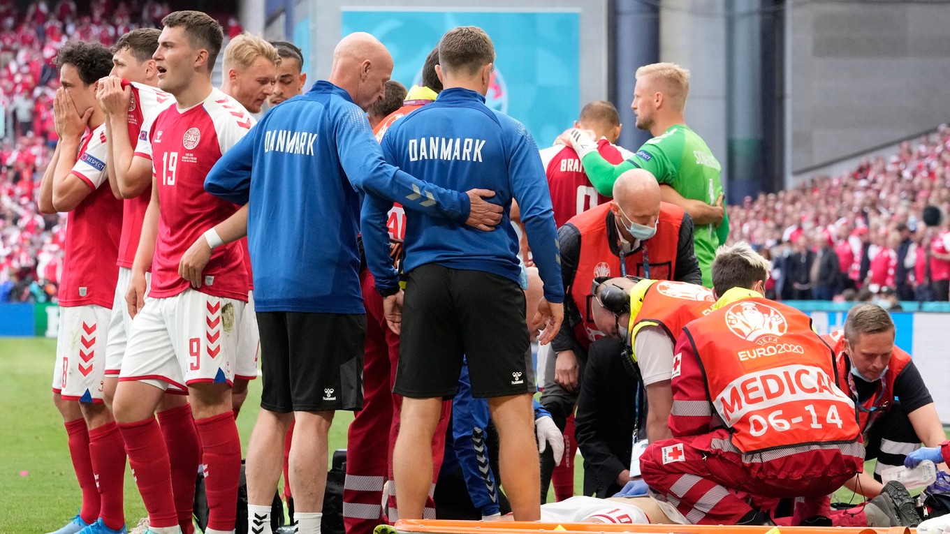Christian Eriksen skolaboval počas zápasu Dánsko - Fínsko na ME vo futbale (EURO 2020 / 2021).