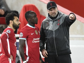 Mohamed Salah (vľavo), Sadio Mané a tréner Liverpool FC Jürgen Klopp.