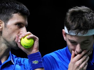 Novak Djokovič a Filip Krajnovič počas Davisovho pohára 2021.