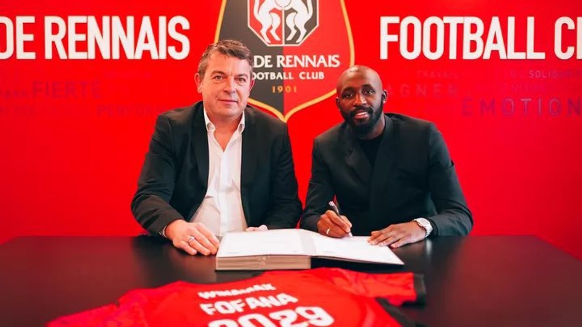 Seko Fofana pri podpise zmluvy so Stade Rennes.