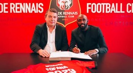 Seko Fofana pri podpise zmluvy so Stade Rennes.