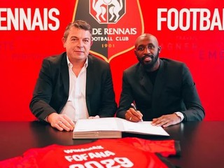 Seko Fofana pri podpise zmluvy so Stade Rennes.